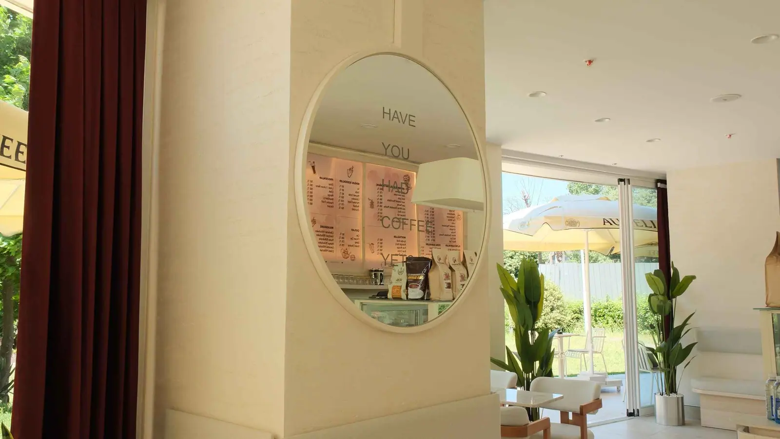 Yuvarlak iç pencereli kafe salonu — Aurellia Coffe, Kağıthane, İstanbul