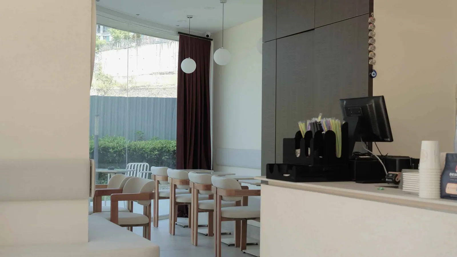 Cam cepheli kafe oturma alanı — Aurellia Coffe, Kağıthane, İstanbul