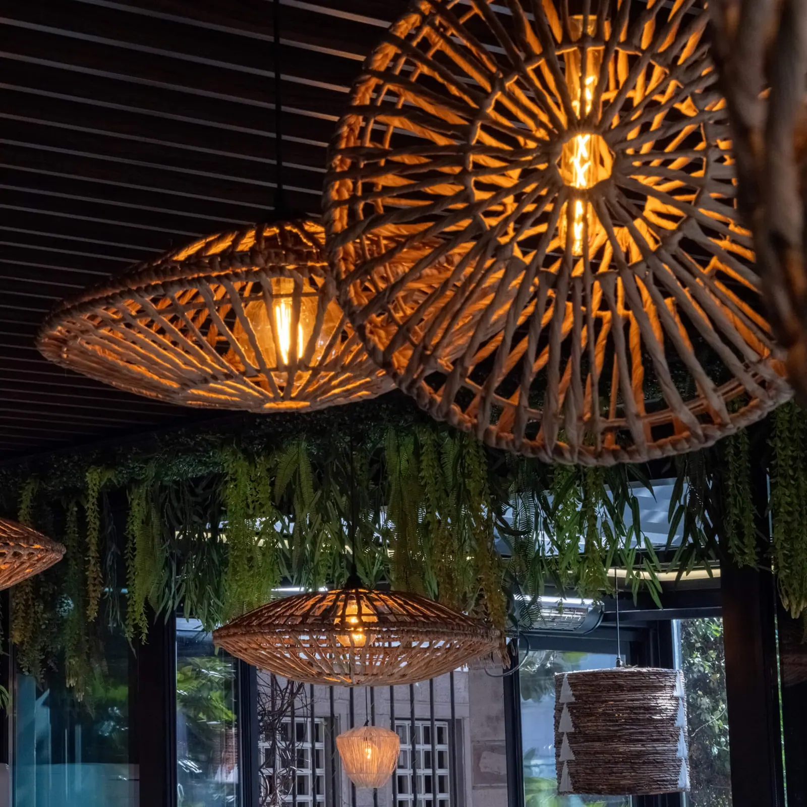 Örgü sarkıt aydınlatmalar ve dikey bahçe — Choco Zuma / Karaköy, Karaköy, İstanbul